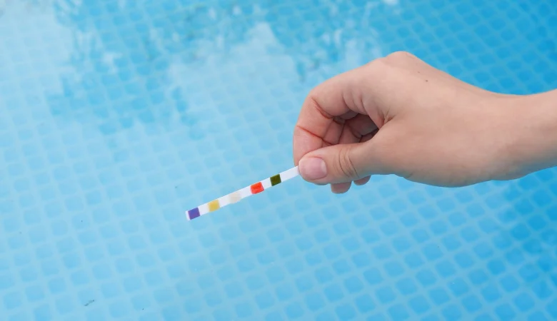 Cómo subir y bajar el pH de la piscina
